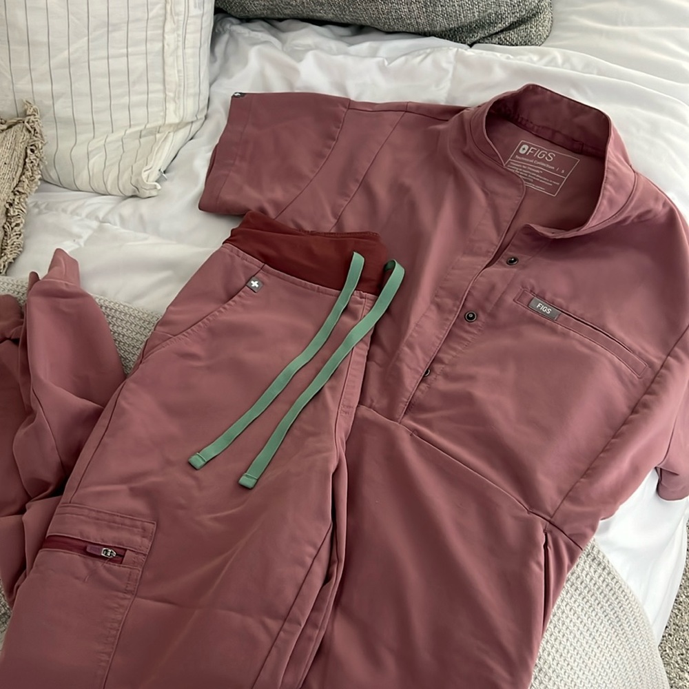 Figs Women's Scrub Set in Dusty Rose and Green